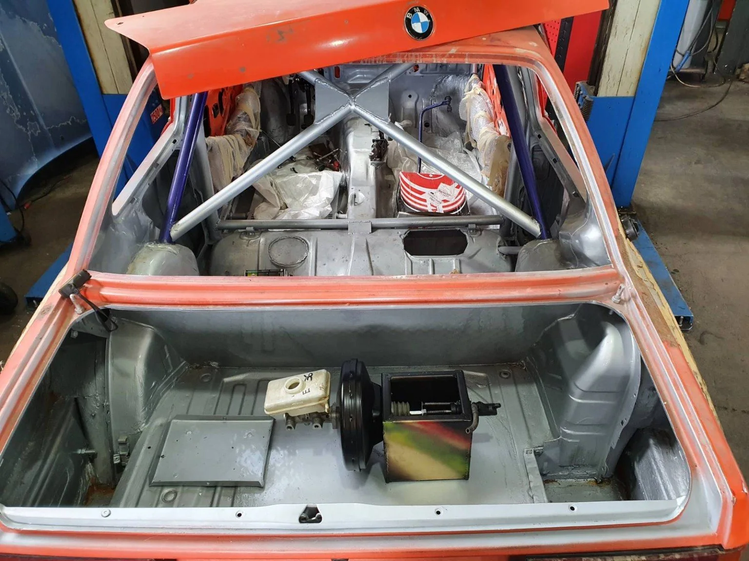 Πίσω τμήμα BMW E30 με roll cage κατά την κατασκευή