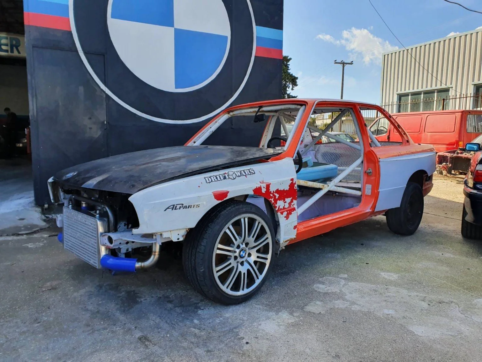 BMW E30 drift project σε στάδιο κατασκευής με intercooler