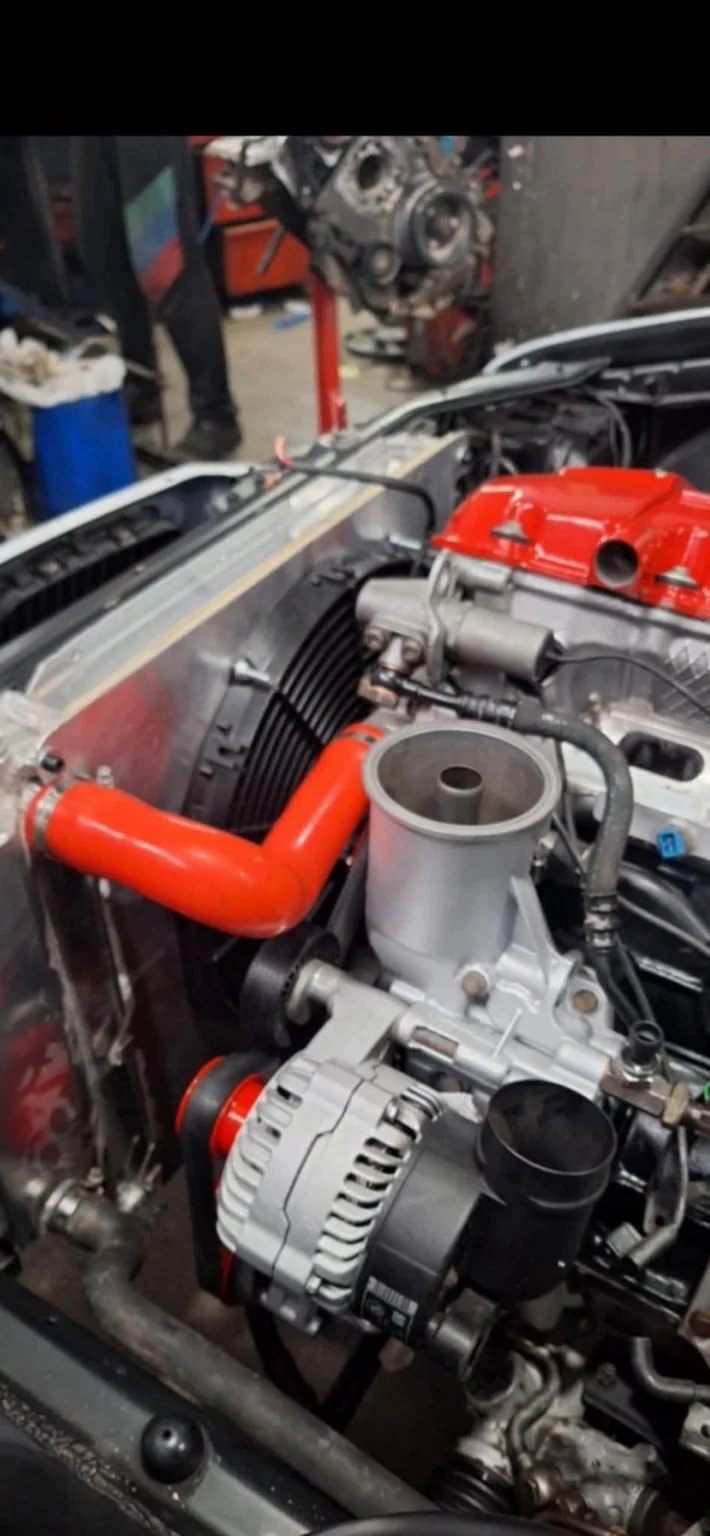 Λεπτομέρεια turbo κινητήρα στο λευκό BMW E36 M50 drift project