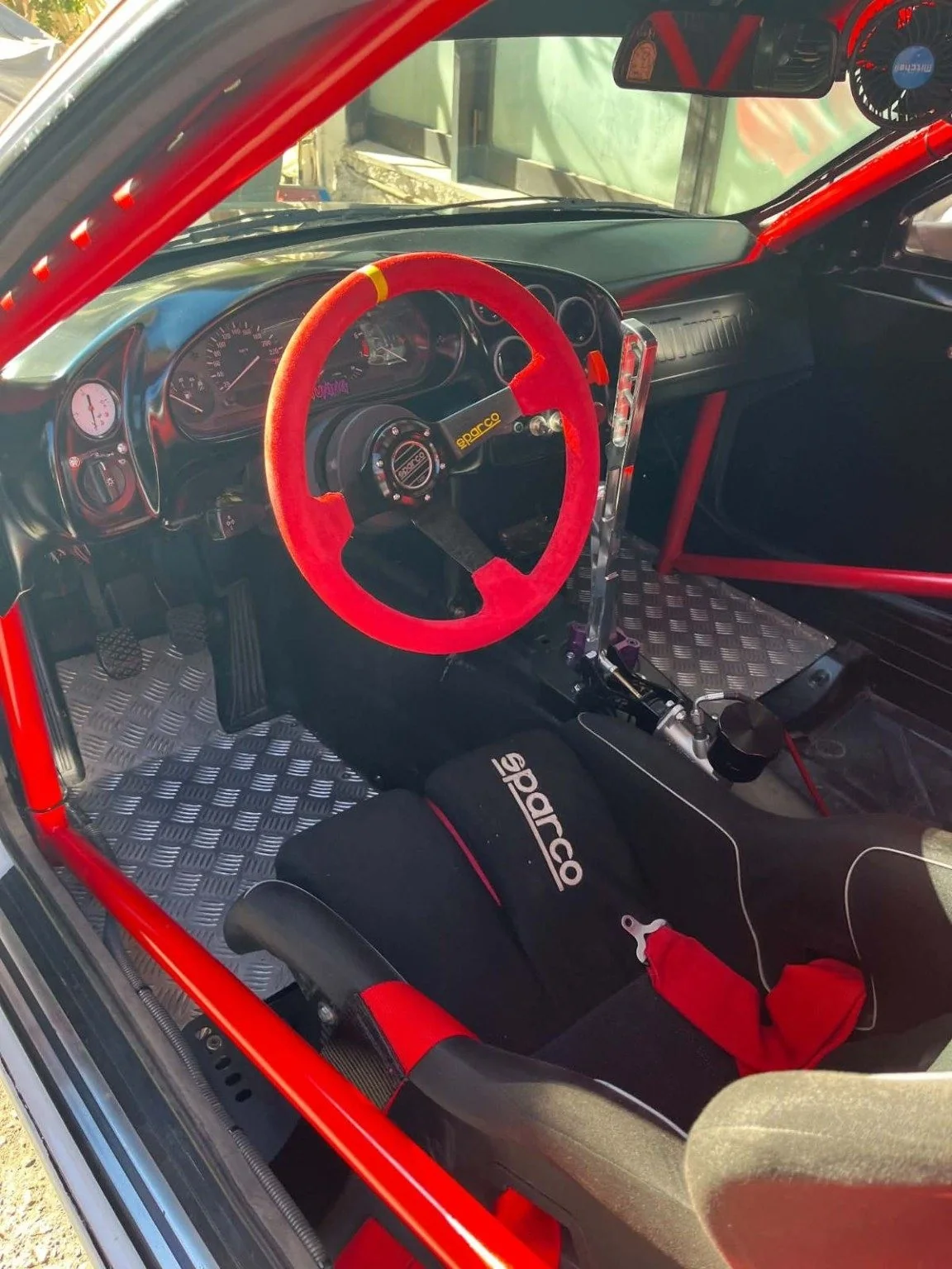 Αγωνιστικό εσωτερικό με roll cage του λευκού BMW E36 M50 Turbo drift project