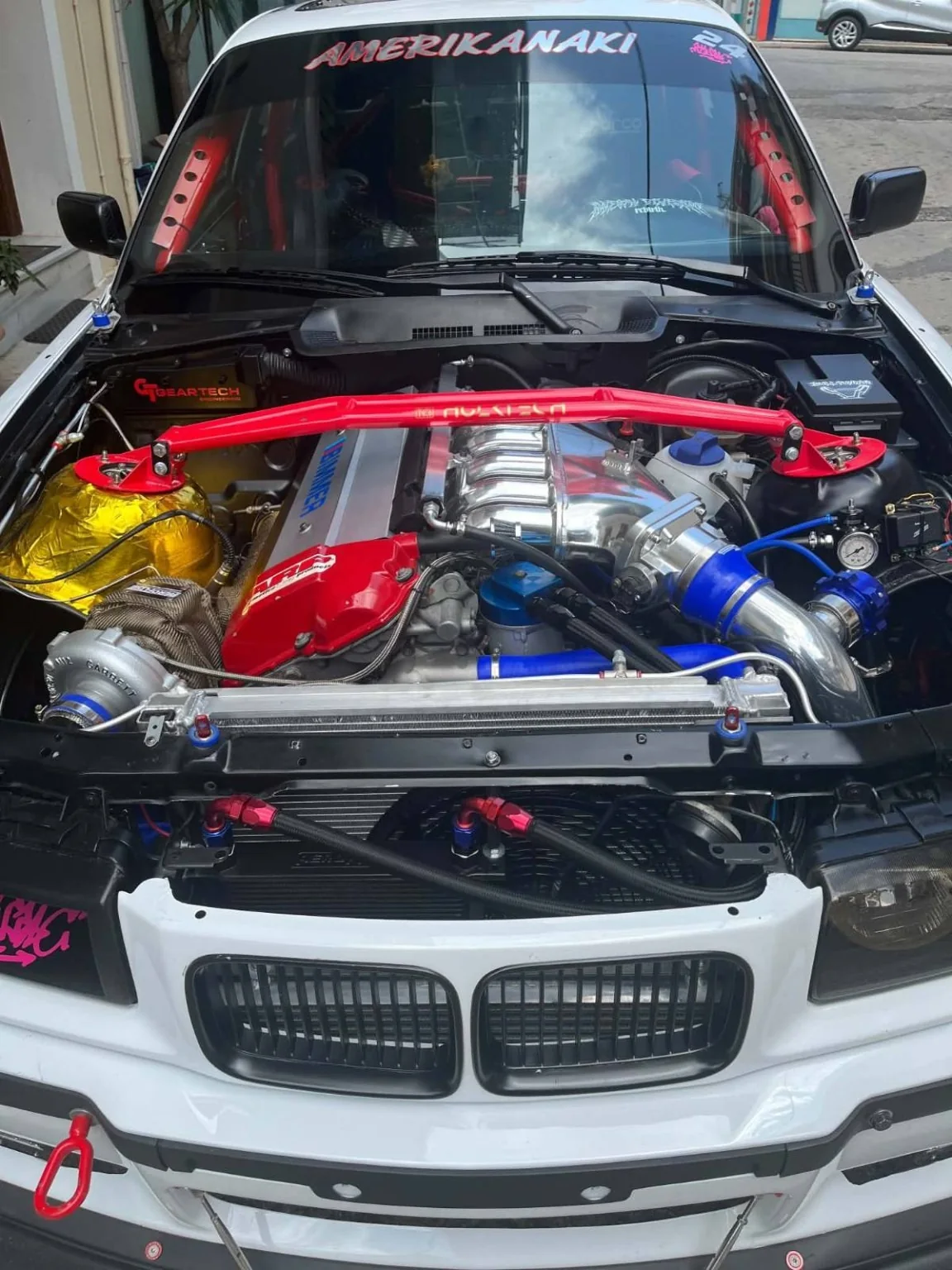 Κύρια φωτογραφία engine bay του λευκού BMW E36 M50 Turbo drift project